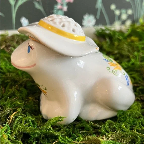 VINTAGE AVON 1980s "Flirtatious Frog" ceramic pomander or potpourri holder. - Picture 5 of 17